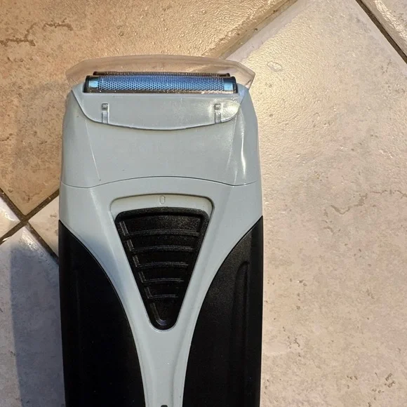 Andis Profoil Lithium Plus Shaver - Picture 2 of 7